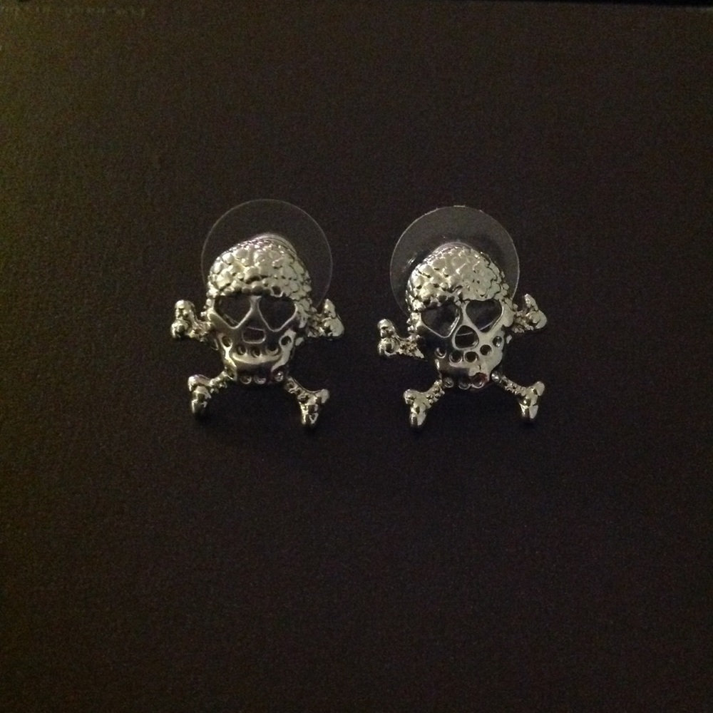 5/$20 ☠️ PIERCED EARRINGS